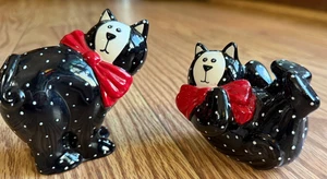 GATTI A POIS BIANCO E NERO FIOCCO ROSSO SHAKER SALE E PEPE VISO BIANCO - Foto 1 di 8