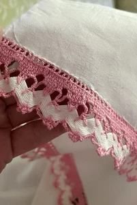 Funda de almohada de algodón vintage con ribete rosa ganchillo e inserción Rick rack cabaña penneys - Imagen 1 de 7