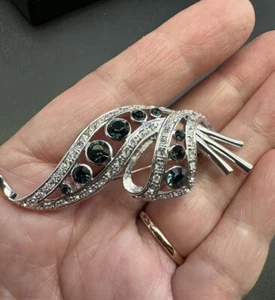 Vintage Dark Green Clear Crystal Glass Rhinestone Silver Tone Wavy Brooch 2.25” - Picture 1 of 24