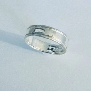 Anillo banda de plata esterlina 925 maciza ranuras superiores e inferiores pulido medio unisex - Imagen 1 de 4