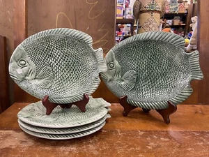 2 PIATTI A FORMA DI PESCE STYLE-EYES BAUM BROS COLLEZIONE PESCI IN RILIEVO - Foto 1 di 9