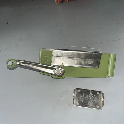 Abridor de latas Swing-A-Way vintage montado en la pared accionado por engranajes metal verde y plateado Foto 1 de 4