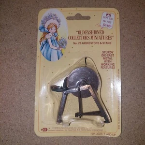 Vintage 1976 Durham Holly Hobbie Metal Grindstone No 26 Old Fashioned Miniatures - Bild 1 von 4