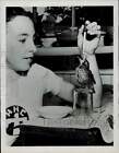 1948 photo de presse Tommy O'Dell du Connecticut nourrit à la main bébé Robin qu'il a sauvé