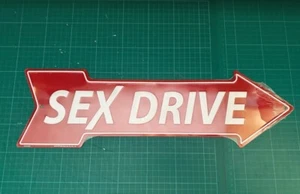 Insegna Freccia Metallo Sex Drive San Valentino 50cm x 14cm Umorismo Divertente Novità - Foto 1 di 4