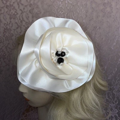 Ooak Taissa Lada Crema Satén Flor Clip de Pelo Vintage Cuentas de Vidrio Burlesque Gótico Foto 1 de 4