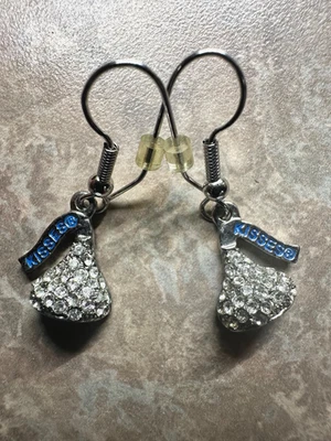 Pendientes colgantes perforados Hershey Kiss de plata incrustados con cristales Swavorski Foto 1 de 4