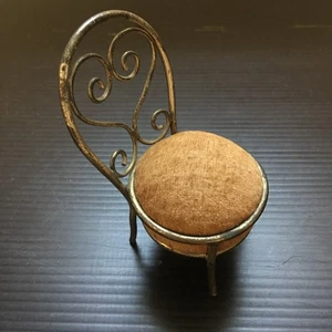 Vintage 50er Jahre braun Mini Stuhl Nadelkissen Puppenhaus Dekor Nähen 3,5" Höhe - Bild 1 von 4