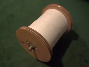 Carrete de molino textil industrial de madera vintage con millas de hilo - 5"" X 7"" de alto - Imagen 1 de 3