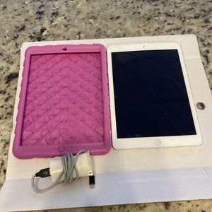 Apple iPad , Model A1474 Cracked Screen, Fully Functional - Afbeelding 1 van 3