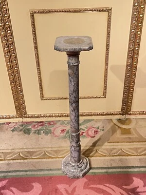 Columna de mármol de alta calidad del siglo XX en estilo neoclásico Foto 1 de 4