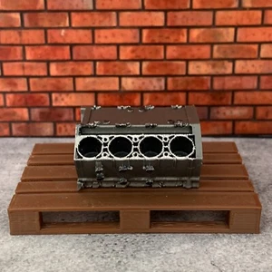 Blocco motore V8 scala 1:18 su pallet UE per garage/officina Diorama - Foto 1 di 5