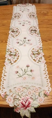 Corredor de Mesa Poliéster Bordado French Country 68x13" Rosa, Crema y Verde  Foto 1 de 4