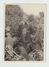 Photo fille uniforme d'école soviétique parmi les fleurs doux sourire jolies frange