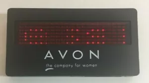 Distintivo messaggio nome scorrimento elettronico rappresentante Avon Rep nuovo - Foto 1 di 6