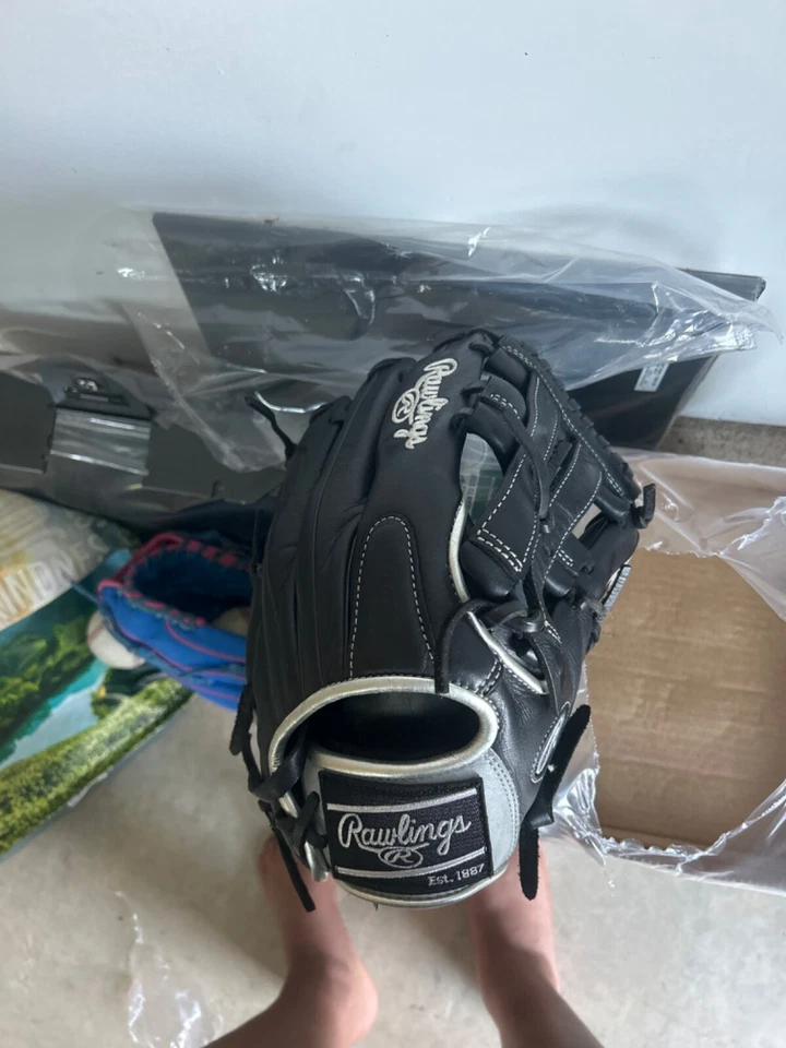 rawlings baseball glove - Image 1 of 4