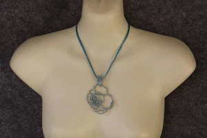 HALSKETTE DREIFACH STOFF BAND BLAU 38 CM ANHÄNGER BLAU GLITZER ROSE - Bild 1 von 1