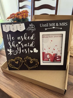 Marco de fotos de cuenta regresiva de compromiso “Le preguntó a ella dijo que sí” regalo de boda Foto 1 de 3
