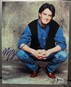 MATTHEW PERRY SIGNED PHOTO 8X10 FRIENDS AUTOGRAPH BECKETT COA CHANDLER BING RIP - Picture 1 of 3
