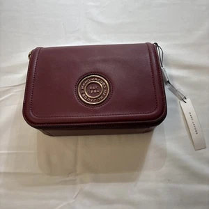 Bolso Bandolera Marc Jacobs Mediano Metal Sello Syrah Cuero Liso Solapa - Imagen 1 de 8