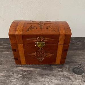 Pequeño baúl de madera decorativo tallado estilo caja recuerdo baratija vintage - Imagen 1 de 16