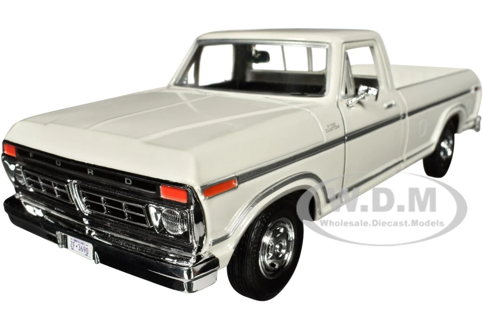 1977 Ford F-150 Custom Pickup White 1/24 Diecast Model Car By Motormax 79386
