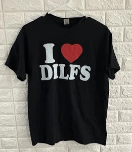 Camisa Gildan Dryblend para mujer talla mediana I Love Dilfs negra manga corta - Imagen 1 de 6