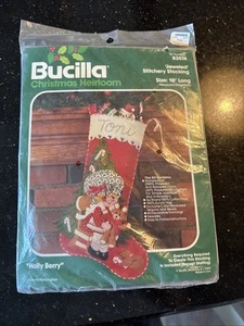 Kit de Medias Bucilla Holly Berry Girl Bear Joyas Cosidor 82074 Navidad Nuevo - Imagen 1 de 4