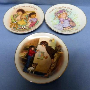 JUEGO DE 3 PLATOS PEQUEÑOS - DÍA DE LA MADRE-1981, 1984, 1985 HECHOS A MANO PARA PRODUCTOS AVON - Imagen 1 de 1