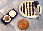 2 pièces de lit miniature en argile personnalisée violet/blanc, jouets, nourriture et eau