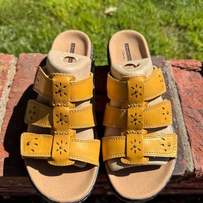 Sandalias Clarks Collection 6,5 W Cuero Amarillo Detalle Floral Correa Ajustable Foto 1 de 4