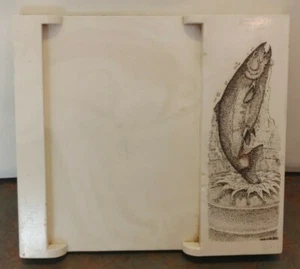 Porta taccuini vintage in resina pesce Scrimshaw John Walls 1984 - Foto 1 di 7