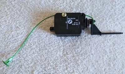 2002-2005 BMW E65 E66 745i 745Li GAS CAP FUEL DOOR RELEASE ACTUATOR MOTOR OEM - Image 1 of 4