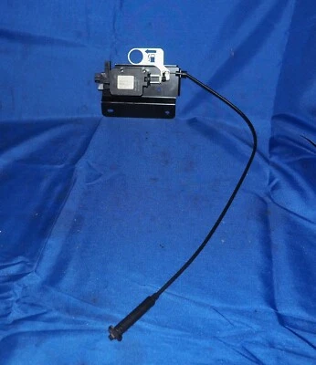 Механизм привода замка крышки топливного бака Aston Martin Rapide 2010-2020 годов выпуска от оригинального производителя - Изображение 1 из 4