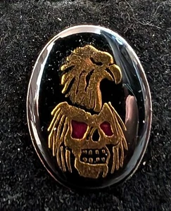 Vintage Emaille Gold Adler auf Totenkopf Hut Pin Krawattennadel Größe 1" mal 5/8" - Bild 1 von 1