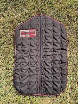 KENSINGTON ROUSTABOUT CABALLO ECUESTRE Rojo Negro Acolchado Bolso de Ropa Western Foto 1 de 4