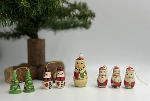 Vintage Lot Holz Miniatur Ornamente Santa Schneemann & Bäume russischer Stil Form - Bild 1 von 10