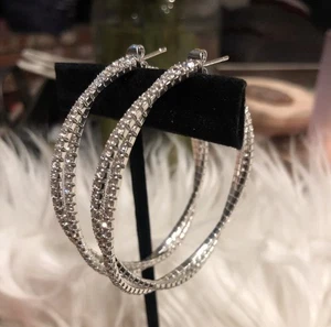 Conjunto de pendientes de aro superpuestos con tachuelas de cristales de plata - Imagen 1 de 4
