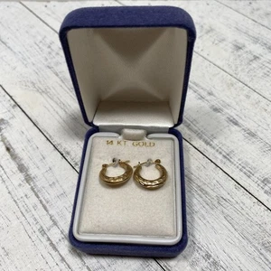 14 Karat kleine Huggie Ohrringe, Gelbgold, Diamantschliff, neu - Bild 1 von 7