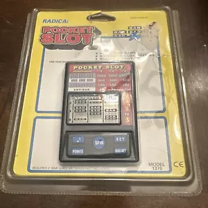 Radica Pocket Slot Gioco Elettronico Portatile Modello 1370 Vintage Nuovo - Foto 1 di 9
