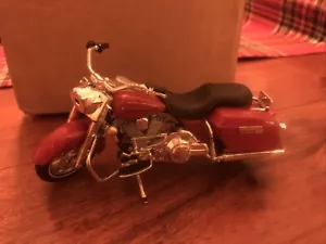Maisto Harley Davidson Heritage Springer H Satteltaschen 1:18 rot Motorrad LESEN - Bild 1 von 4