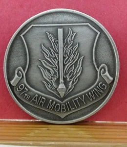USAF 97TH AIR MOBILITY WING ALTUS GLOBAL REACH FOR AMERICAN CHALLENGE COIN - Bild 1 von 2