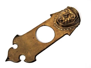 ANTIGUA PLACA TRASERA DE PUERTA DE LATÓN CON CABEZAL - Imagen 1 de 16