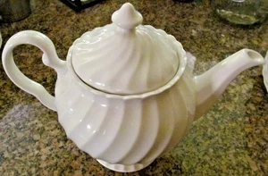 * Wedgwood "Candlelight" Swirl All White China TEEKANNE GESPRUNGENER DECKEL - Bild 1 von 2