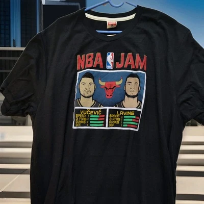 Camiseta Homenaje Chicago NBA JAM Vucevic Lavine 2XL XXL NUEVA CON ETIQUETAS Bulls Foto 1 de 4