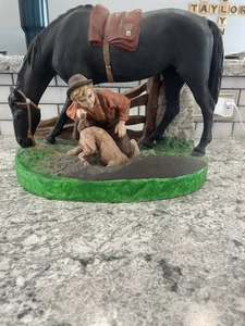 Statua cavallo vintage con ragazzo e cane da scavo, ceramica, dipinto a mano 5 libbre, circa 11 x 13 - Foto 1 di 7