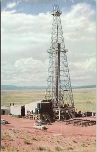 Postal vintage de la década de 1950 de Utah / INDUSTRIA PETROLERA "POZO DE PETRÓLEO TÍPICO DE LA CUENCA UINTAH" - Imagen 1 de 2