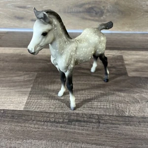 Breyer Pferd Traditional - Vintage Proud Arabian Fohlen - Dapple Gray SHADING - Bild 1 von 11