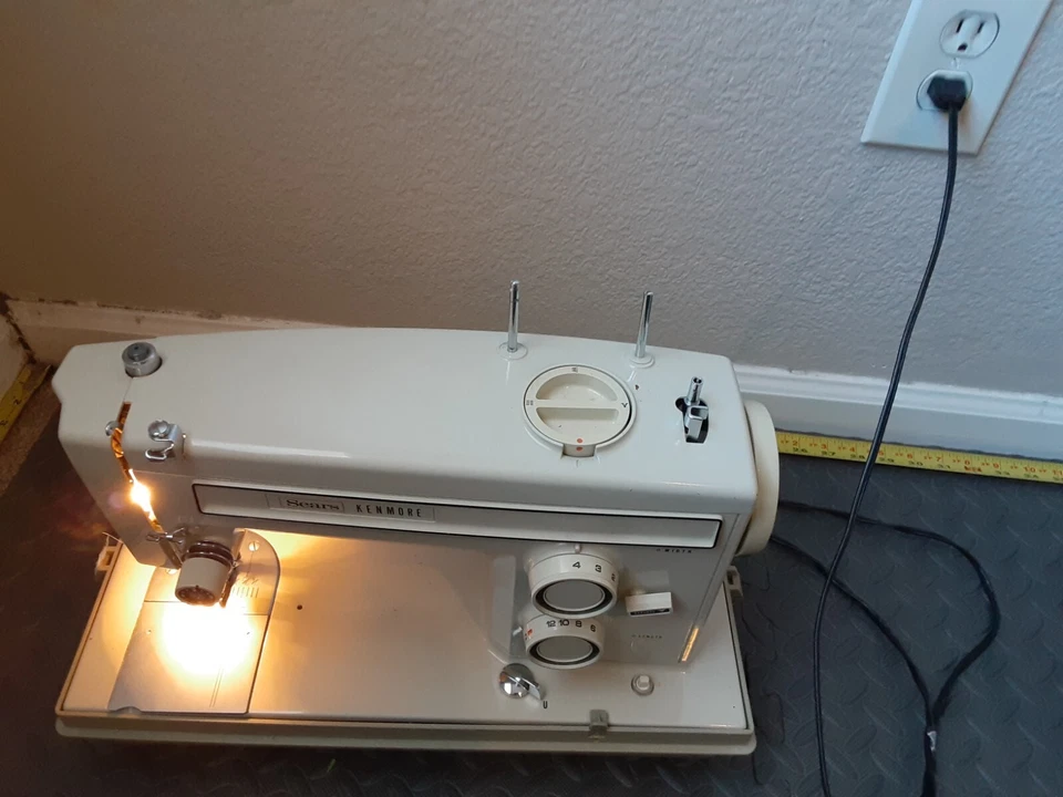 Máquina de coser Sears Kenmore de colección con pedal y estuche hecha en Japón Foto 1 de 4