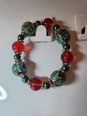 Pulsera elástica de cuentas de vidrio verde y rojo de Navidad joyería navideña Foto 1 de 2